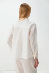 Camisa color crudo de tejido con lino, de calce recto y mangas largas.