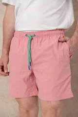 Short de baño liso color rosa con cordón de ajuste verde agua y detalles en azul.