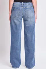 Pantalón de jean celeste de corte recto y tiro bajo.