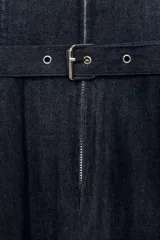 Vestido midi de denim azul oscuro, sin mangas, con cuello redondo, bolsillos laterales, cinturón con hebilla metálica y cierre frontal con cremallera.