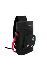 Mochila tipo matera cilíndrica de la marca Discovery, color blanco hueso con detalles en azul marino y tirantes en color rojo/fucsia. Presenta varios parches y estampados temáticos de exploración.