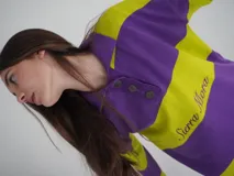 Sweater de hilo de algodón a rayas horizontales fucsia y verde, con cuello polo abotonado con botones de asta y bordado "Sierra Mora" en el pecho.