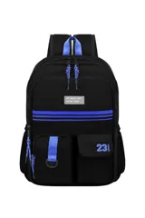 Mochila gris con dos tiras negras horizontales en el frente, dos bolsillos frontales con cierre y un bolsillo lateral con el número 23.