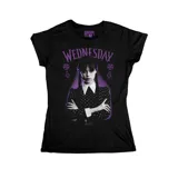 Remera negra entallada de algodón con estampado de Merlina Addams y la palabra "Wednesday" en color violeta.