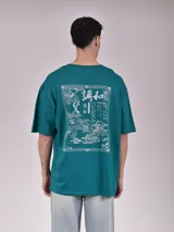 Remera blanca de corte recto con estampado de un auto clásico frente a un skyline urbano.