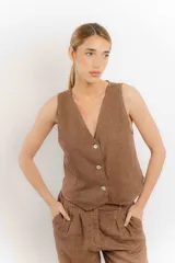 Chaleco marrón de lino con cuello en V y cierre frontal con botones.
