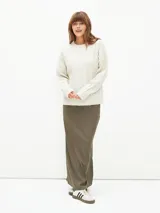 Sweater tejido con trenzas color beige claro, de corte holgado y cuello en V.