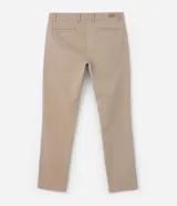 Pantalón de vestir color marrón, de corte recto, con bolsillos laterales y traseros. Se ajusta a la cintura con cinturón de cuero marrón.