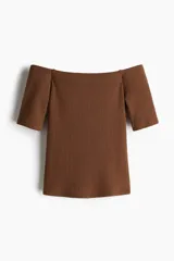 Top marrón de punto acanalado con escote off-the-shoulder y mangas cortas.