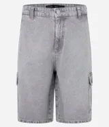 Bermuda masculina de jean color gris oscuro, corte holgado, con bolsillos cargo laterales, trabillas en la cintura y cierre con botón y cremallera.