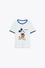 Camiseta blanca de algodón con cuello redondo y mangas cortas con ribete azul. Estampado frontal de Mickey Mouse y texto 'California'.