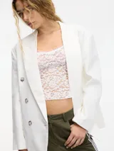 Blazer blanco de corte clásico con solapas y doble botonadura.