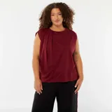 Camiseta color borgoña de corte holgado, con cuello redondo y sisa ancha.