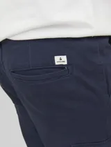 Pantalón cargo azul marino con cierre de cremallera.