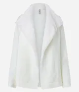 Cardigan alargado color blanco, con cuello virada, forro de pelos y confeccionado en punto pesado. No tiene cierre.