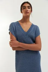 Vestido midi tejido de punto calado color azul con escote en V y sin mangas.