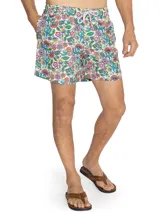 Short de baño celeste con estampado de caballitos de mar rosados. Tiene cintura elástica con cordón ajustable, bolsillos laterales y traseros.