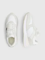 Zapatillas Tommy Hilfiger blancas con detalles en gamuza y la cinta distintiva de la marca en el lateral.