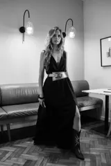 Vestido largo negro con escote en V y transparencia en gasa.