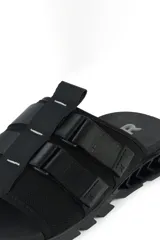 Sandalias tipo ojotas Kenner Rakka Yaki color negro, con doble tira de ajuste con velcro y suela anatómica con diseño texturizado.