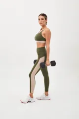 Calza deportiva larga color verde militar, de tiro alto y largo hasta el tobillo.