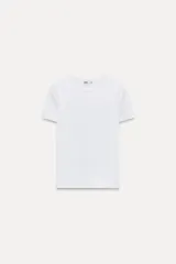 Camiseta blanca de algodón, corte slim fit, cuello redondo y manga corta.