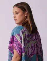 Kimono tejido con estampado patchwork multicolor, de la marca Do Everything In Love.