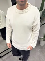 Sweater de hilo color blanco con cuello redondo.