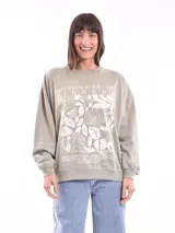 Buzo color beige con estampado de flores y texto en blanco.