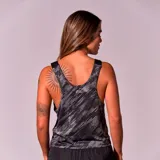 Musculosa deportiva negra con estampado de líneas diagonales blancas y logo de New York en el pecho.