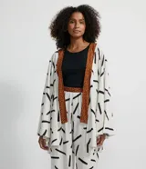 Kimono corto de viscosa con estampado de pinceladas en blanco y negro, y borde con estampado animal print de jaguar en tonos marrones.