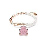 Pulsera de doble hilera con cadena de eslabones dorados y perlas de cristal. Dije colgante de oso rosa con incrustaciones de circonitas. Cierre de mosquetón y cadena de alargue con dije de logo.
