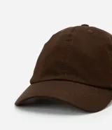 Gorra marrón de sarga con visera curva y cierre ajustable con hebilla.