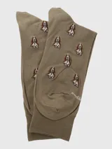 Calcetín de vestir de largo medio, color taupe (marrón verdoso), con estampado repetitivo de perros Basset Hound en tonos marrón y blanco.