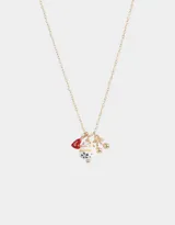 Collar corto con cadena dorada y dijes esmaltados: gato de la suerte japonés, cereza y corazón rojo.