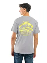 Remera celeste con estampado circular en el pecho, con texto en verde y negro.