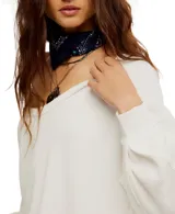 Buzo blanco de tejido waffle con escote en V y hombros caídos.