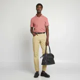 Remera rosa de piqué con cuello polo en V y mangas cortas.