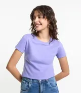 Remera básica de media malla color blanco, con cuello redondo y mangas cortas.