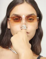 Anillo de aleación de metales bañado en plata de ley, con diseño de tubos entrelazados formando una figura abstracta.