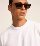 Buzo de hombre con cuello redondo, corte comfort, manga larga con puños ajustados y tejido texturizado.