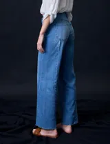 Jean de tiro alto, marca Royalty, color azul. Pretina con pasadores, botón y cierre. Delantera y trasera con bolsillos. Costura lateral asimétrica. Fit Wide Leg.