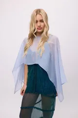 Poncho de gasa color celeste, de talle único.