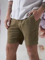 Bermuda gris de lino y algodón, corte recto y largo hasta la rodilla.