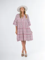 Maxi vestido de tela liviana con cuello mao y volados.