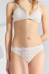 Colaless de encaje blanco con forro de algodón.