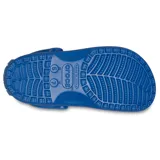 Zuecos color azul con detalles de la NBA, incluidos adornos de equipo.
