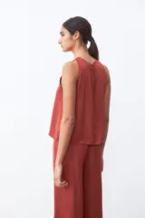 Musculosa color ladrillo con cuello redondo y sisas amplias.