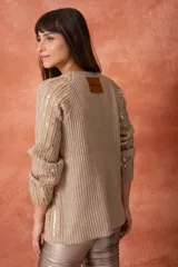 Sweater tejido de material suave, decorado con lentejuelas en la parte delantera y de corte clásico.