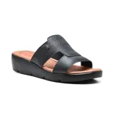 Sandalia de cuero color negro con diseño moderno y plataforma, diseñada para ofrecer comodidad y soporte.